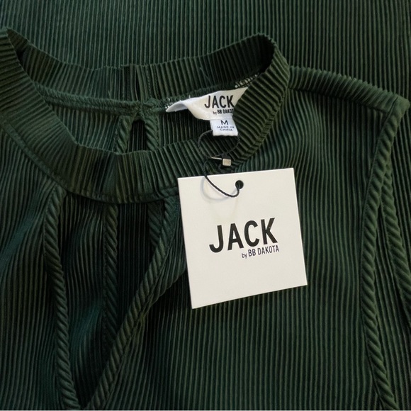 BB Dakota Forest Green Top Size Medium ~ Perfect for date night or Business Wear - Picture 4 of 11